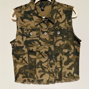 RUE 21 Camo Studded Vest Sz XL